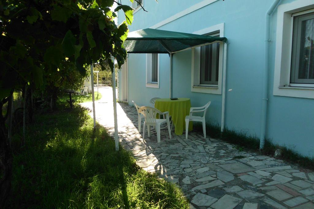 Tom'S House Apartment Skriperon Luaran gambar